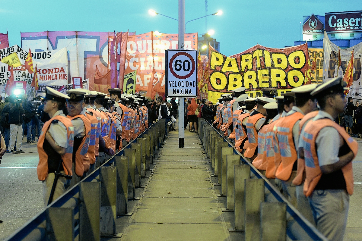 Los manifestantes bloquean el puente Pueyrredón en Buenos Aires durante una huelga. (Foto Prensa Libre:AFP)AFP