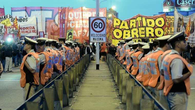 Los manifestantes bloquean el puente Pueyrredón en Buenos Aires durante una huelga. (Foto Prensa Libre:AFP)AFP