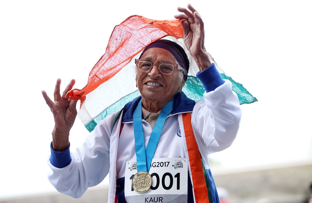 Man Kaur, de 101 años, festeja después de haber ganado los 100 metros en los World Masters Game. (Foto Prensa Libre: AFP).