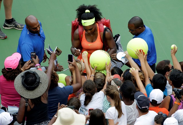 Serena Williamas firma autografos tras su victoria (Foto Prensa Libre: AP)
