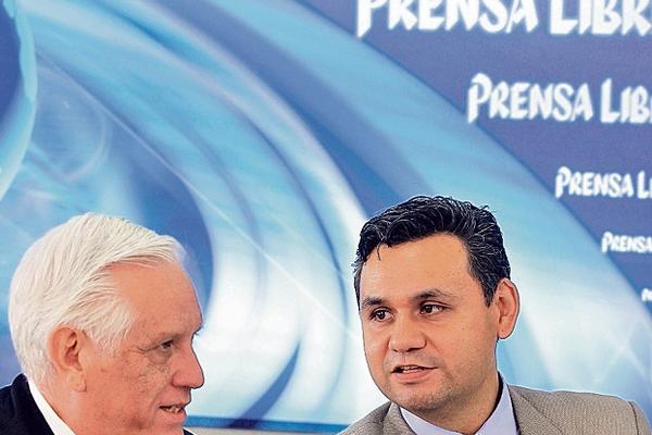 El sociólogo Rafael Pantoja  conversa con el politólogo Hanz Quevedo,  durante el programa  Diálogo Libre efectuado ayer. (Foto Prensa Libre: Edwin Bercián)
