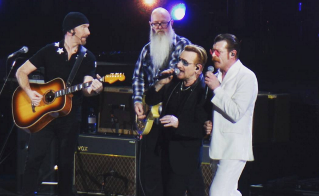 El grupo californiano Eagles of Death Metal volvió a París con una actuación especial junto a U2. (Foto Prensa Libre: Tomada de facebook.com/eaglesofdeathmetal)