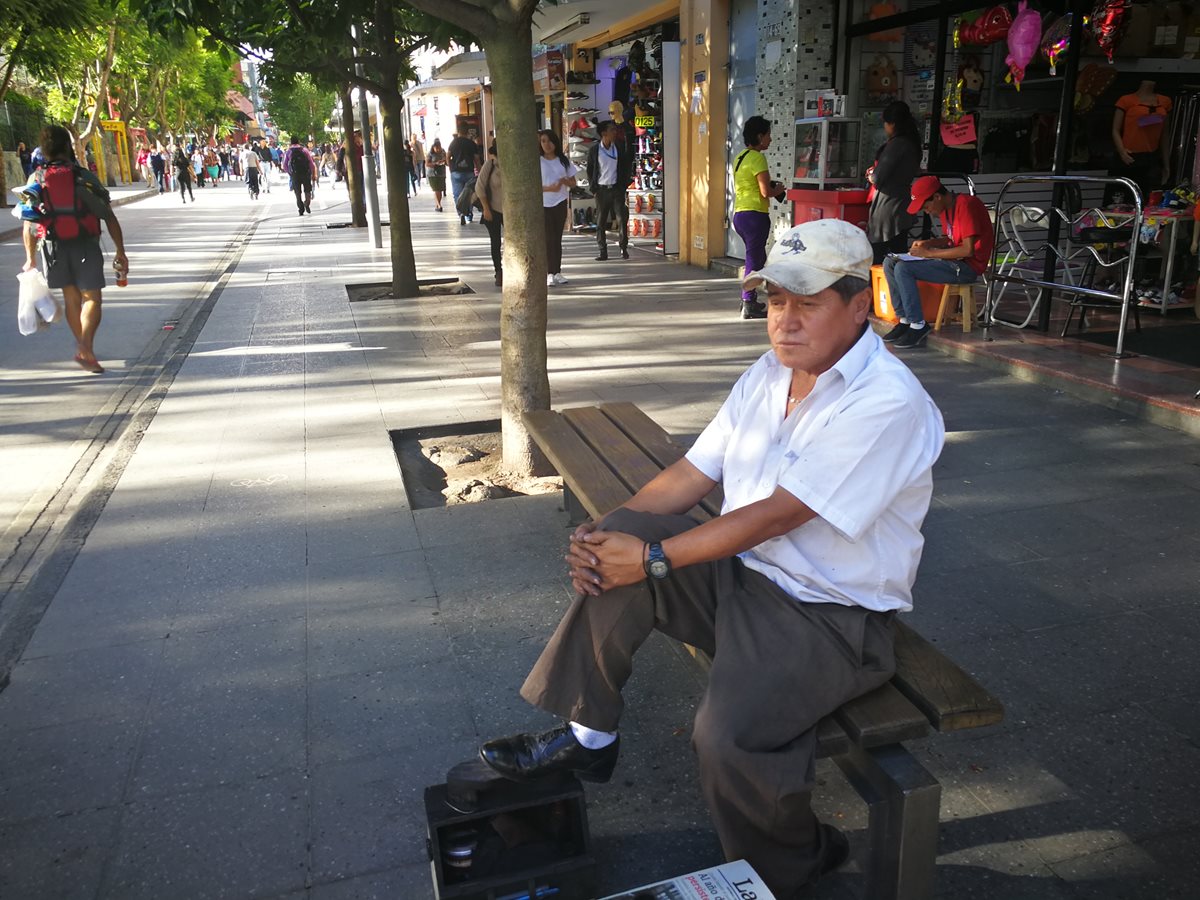 Carlos Morataya, de 53 años, no tiene hijos ni esposa, y debe lustrar zapatos para sobrevivir.(Prensa Libre: José Patzán)