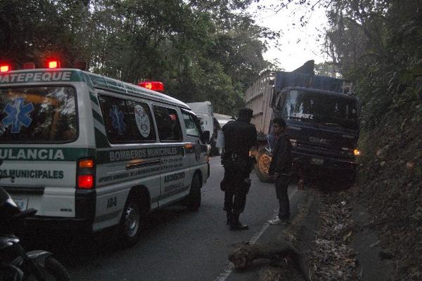Cuerpos de socorro llegaron al km 215, jurisdicción de Coatepeque, donde ninguna persona sufrió heridas graves. (Foto Prensa Libre: Alexander Coyoy)<br _mce_bogus="1"/>