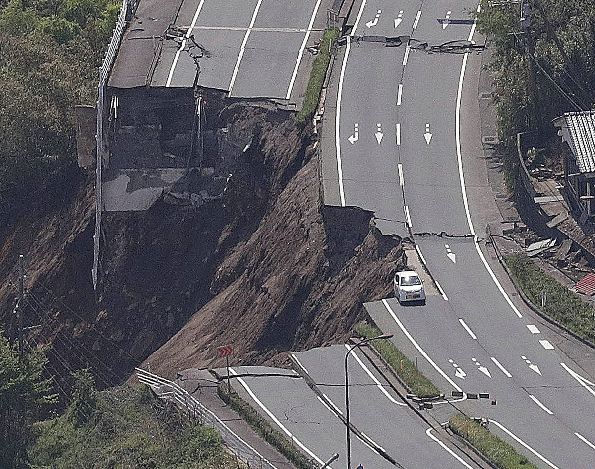 Vista aérea de un tramo carretero que muestra los severos daños a la infraestructura de Japón. (Foto Prensa Libre: AFP).
