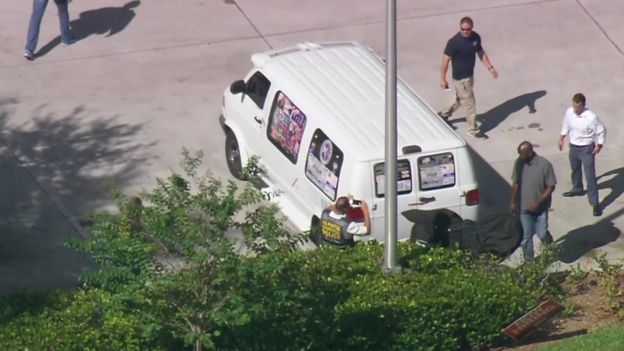 La camioneta del sospechoso está siendo investigada. CBS