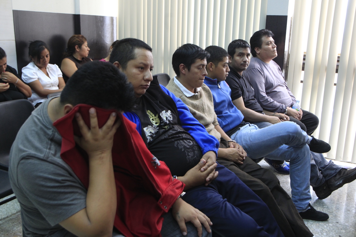 El expolicía Miguel Gómez Toma -de suéter azul- durante una de las audiencias en el Tribunal de Mayor Riesgo. (Foto Prensa Libre: Hemeroteca PL)