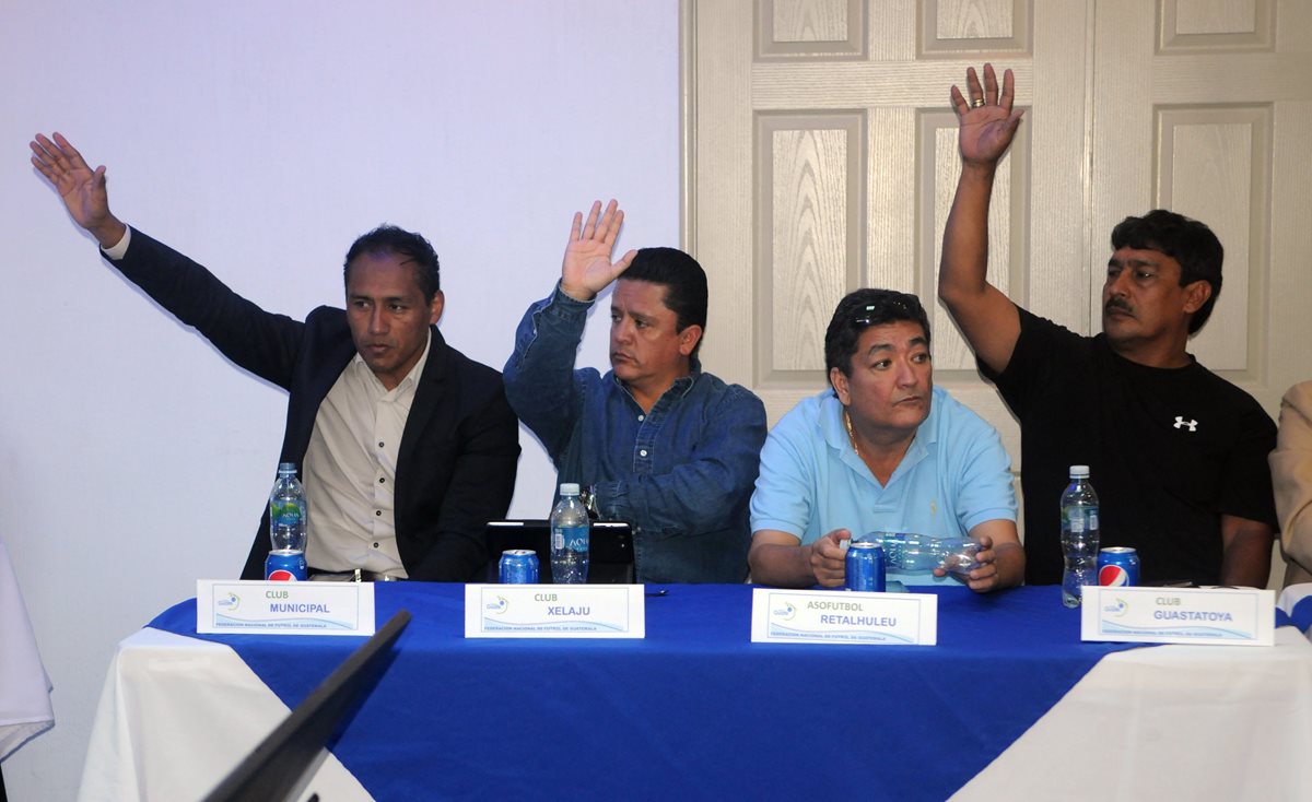 Los asambleístas votan a favor en la Asamblea Extraordinaria de este jueves. (Foto Prensa Libre: Jeniffer Gómez)