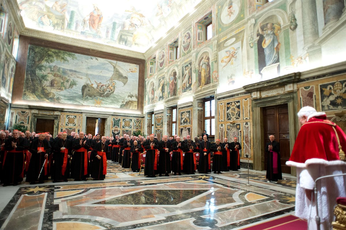 El Papa Benedicto XVI se reunió con el colegio Cardenalicio en la Sala Clementina del Vaticano el 28 de febrero de 2013. (Foto: AFP)