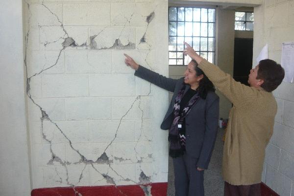 Maestras muestran daños en el centro educativo Naciones Unidas, San Marcos.