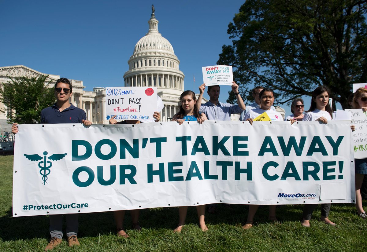Grupos protestan en Washington contra la derogación del Obamacare. (Foto Prensa Libre: AFP)