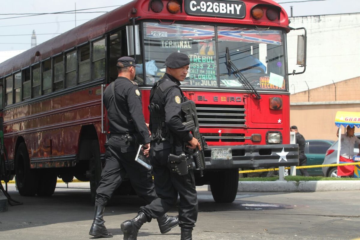 Autobús atacado a balazos por desconocidos en la zona 9 de la capital. (Foto Prensa Libre: Érick Ávila)
