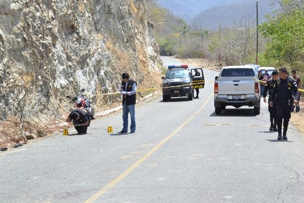 Autoridades presumen que luego de darle muerte los homicidas lo arrastraron al barranco para que no se pudiera encontrar el cadáver. (Foto Prensa Libre: Víctor Gómez)