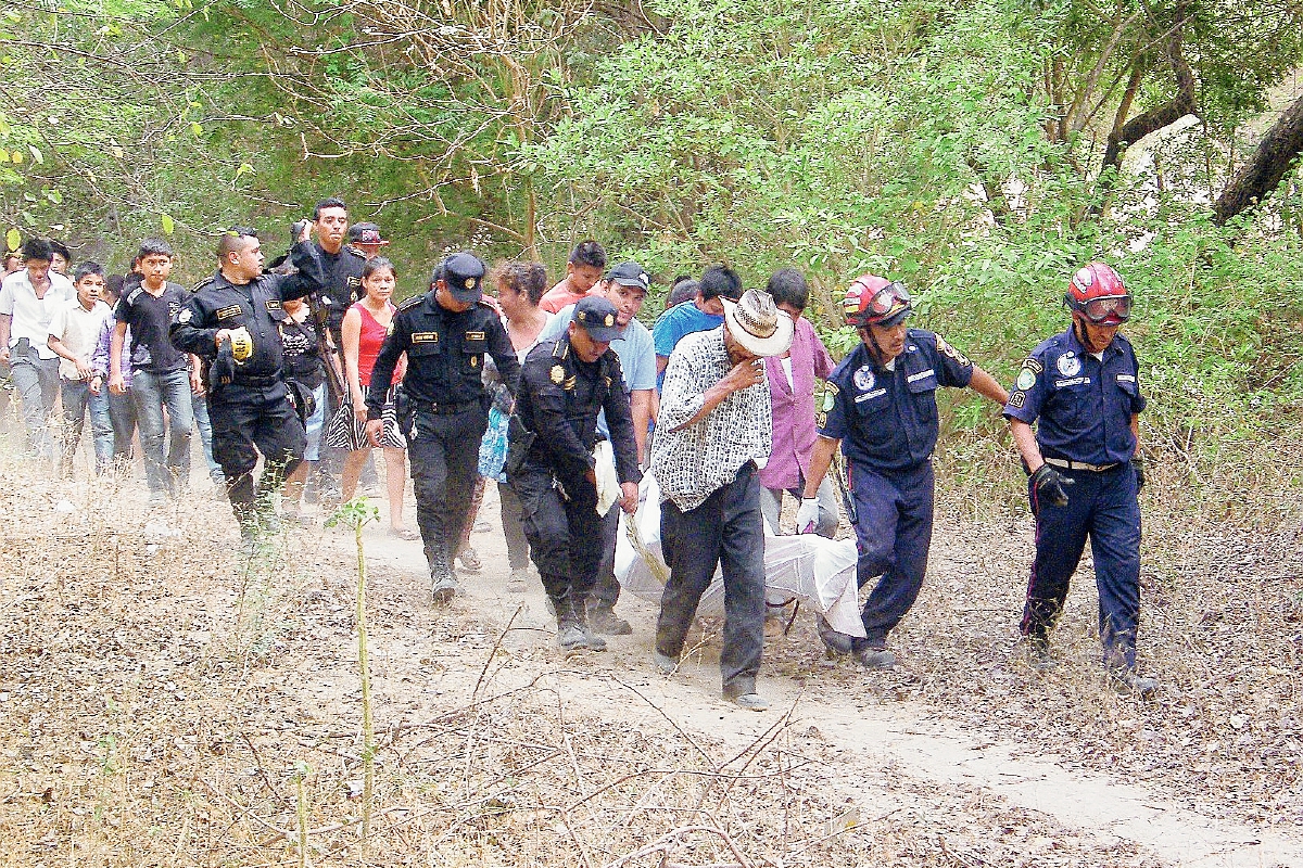 Socorristas y  agentes de la PNC trasladan el cadáver de un pescador que se ahogó en el río Motagua, San Agustín Acasaguastlán, El Progreso. (Foto Prensa Libre: Héctor Contreras)