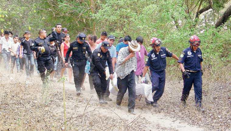 Socorristas y  agentes de la PNC trasladan el cadáver de un pescador que se ahogó en el río Motagua, San Agustín Acasaguastlán, El Progreso. (Foto Prensa Libre: Héctor Contreras)