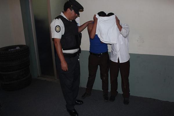 Dos menores de edad fueron capturados en Tecpán Guatemala cuando asaltaban a pasajeros de un autoús extraurbano que viajaba de San Marcos a la capital. (Foto Prensa Libre, José Rosales)<br _mce_bogus="1"/>