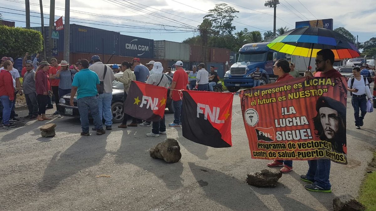 Decenas de automovilistas han quedado atrapados en el km 291 de la ruta al Atlántico, por el bloqueo de salubristas. (Foto Prensa Libre: Dony Stewart)