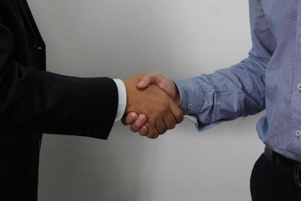 El apretón de manos es una regla elemental de cortesía que refleja el nivel de educación o cultura que un ser humano tiene.  Foto Prensa Libre: Pamela Saravia Fonseca