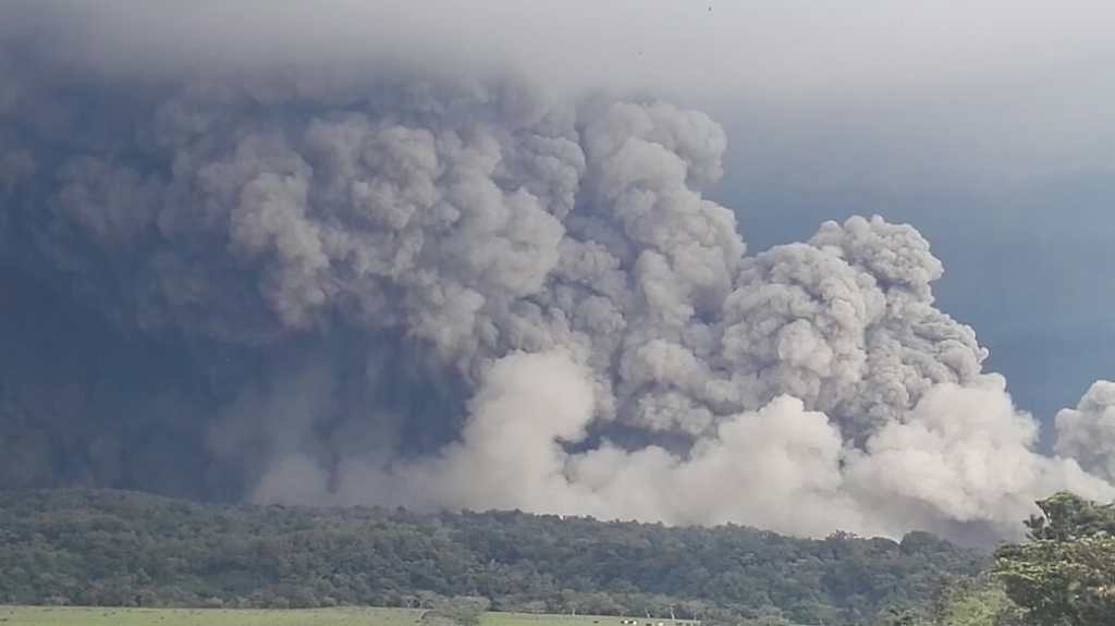 El Volcán de Fuego ha entrado en erupción y la lluvia de ceniza afecta a comunidades cercanas.