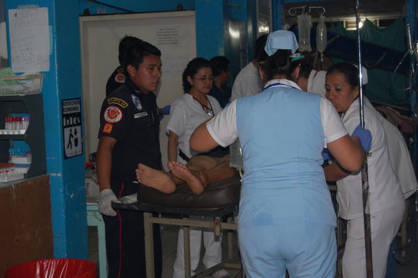 Los heridos son llevados al hospital regional de Coatepeque. (Foto Prensa Libre: Alexander Coyoy)