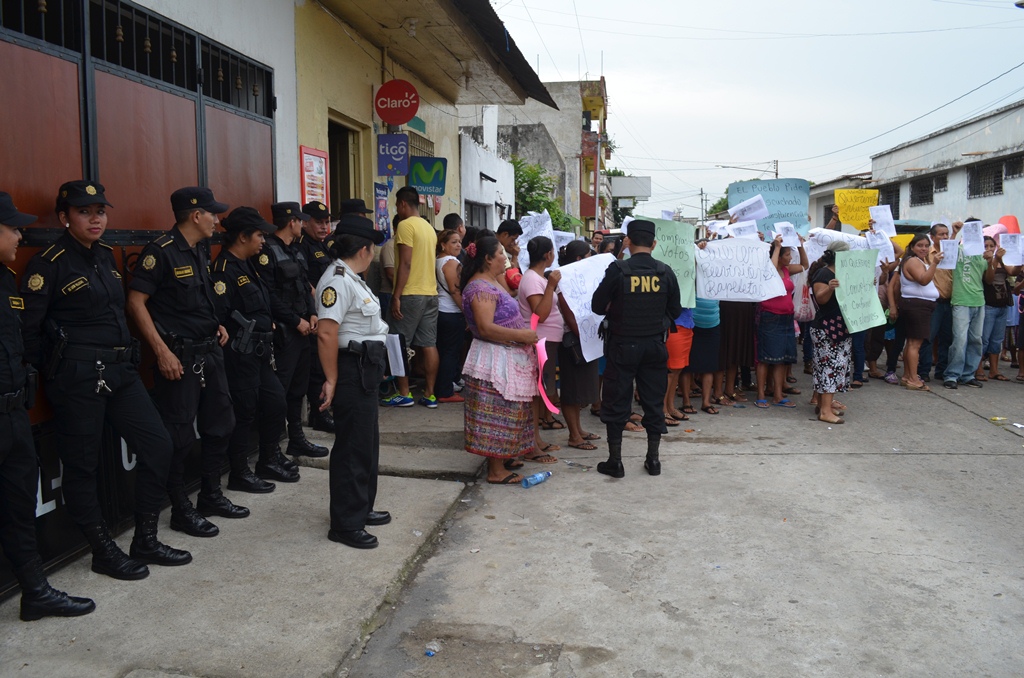 Grupo de vecinos protesta en la ciudad de Retalhuleu para denunciar supuestas anomalías en la elección de alcalde en El Asintal. (Foto Prensa Libre: Jorge Tizol)