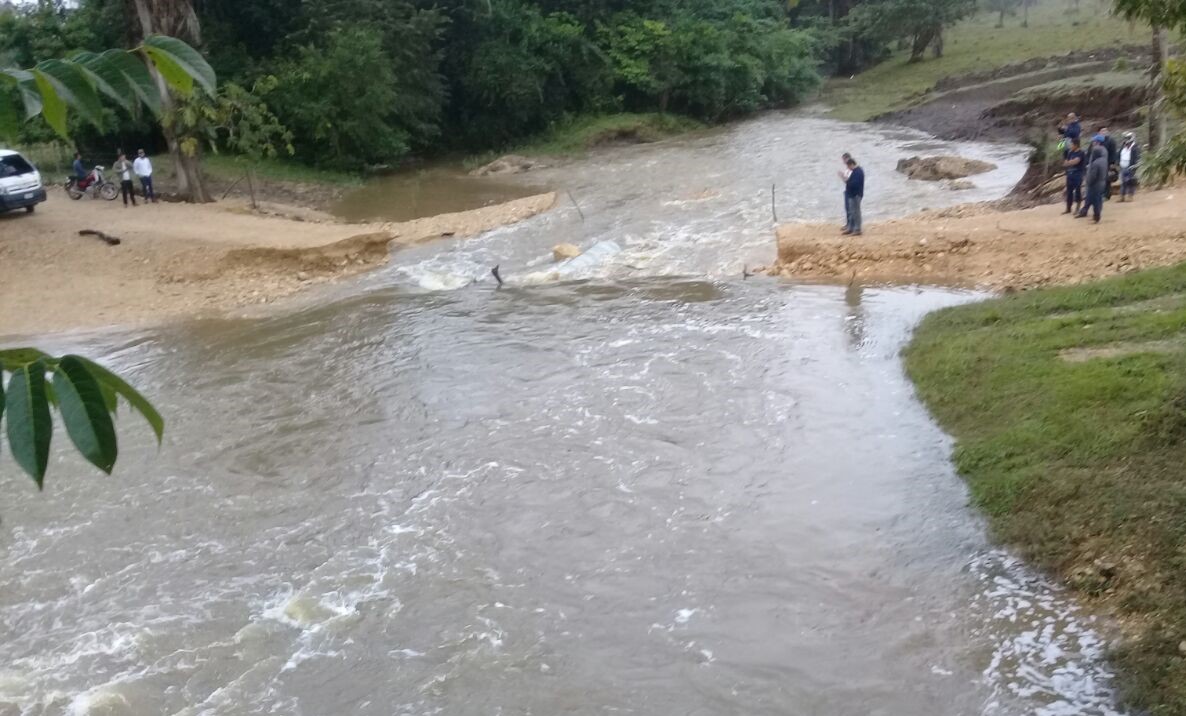 La fuerte lluvia causó daños en la ruta que comunica a comunidades Sayaxché. (Foto Prensa Libre: Rigoberto Escobar).