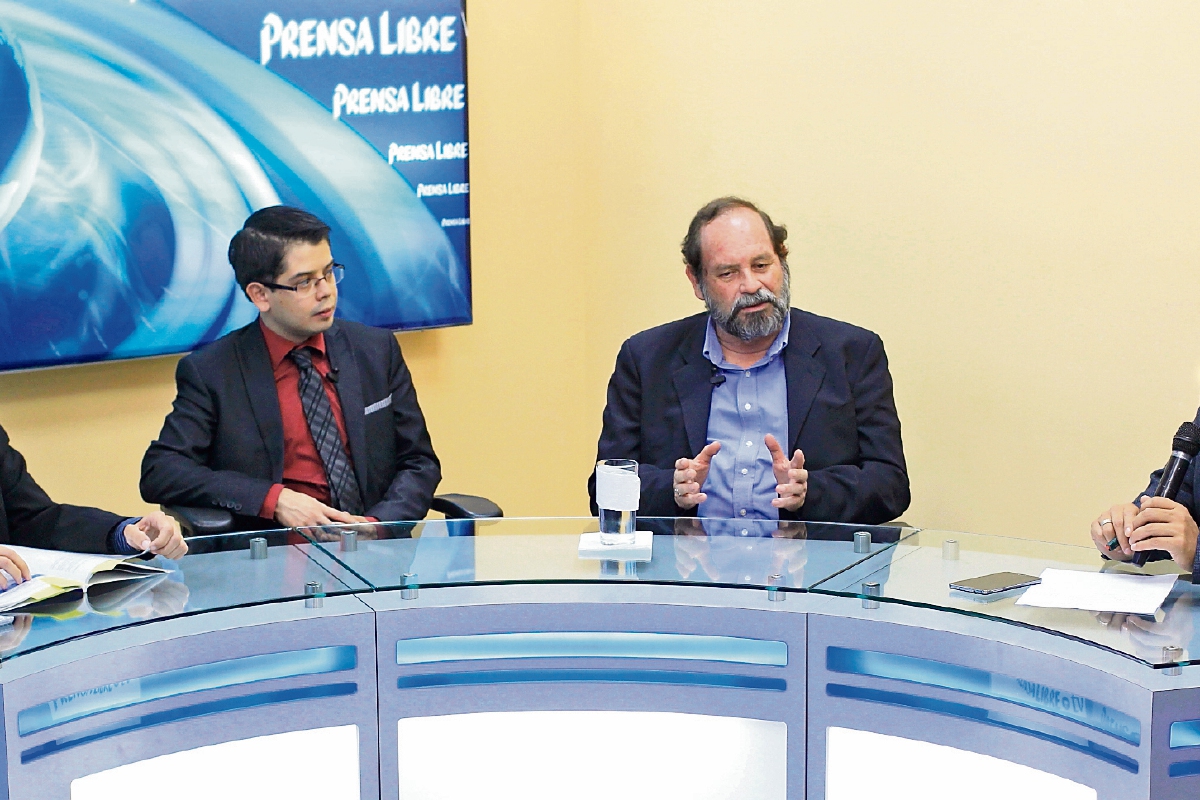 Los politólogos Jonathan Lemus y Édgar Pereira, durante el programa Decisión Libre, que se transmite por prensalibre.com, conversan con los periodistas Geovanni Contreras y Álex Rojas acerca del financiamiento de los partidos.