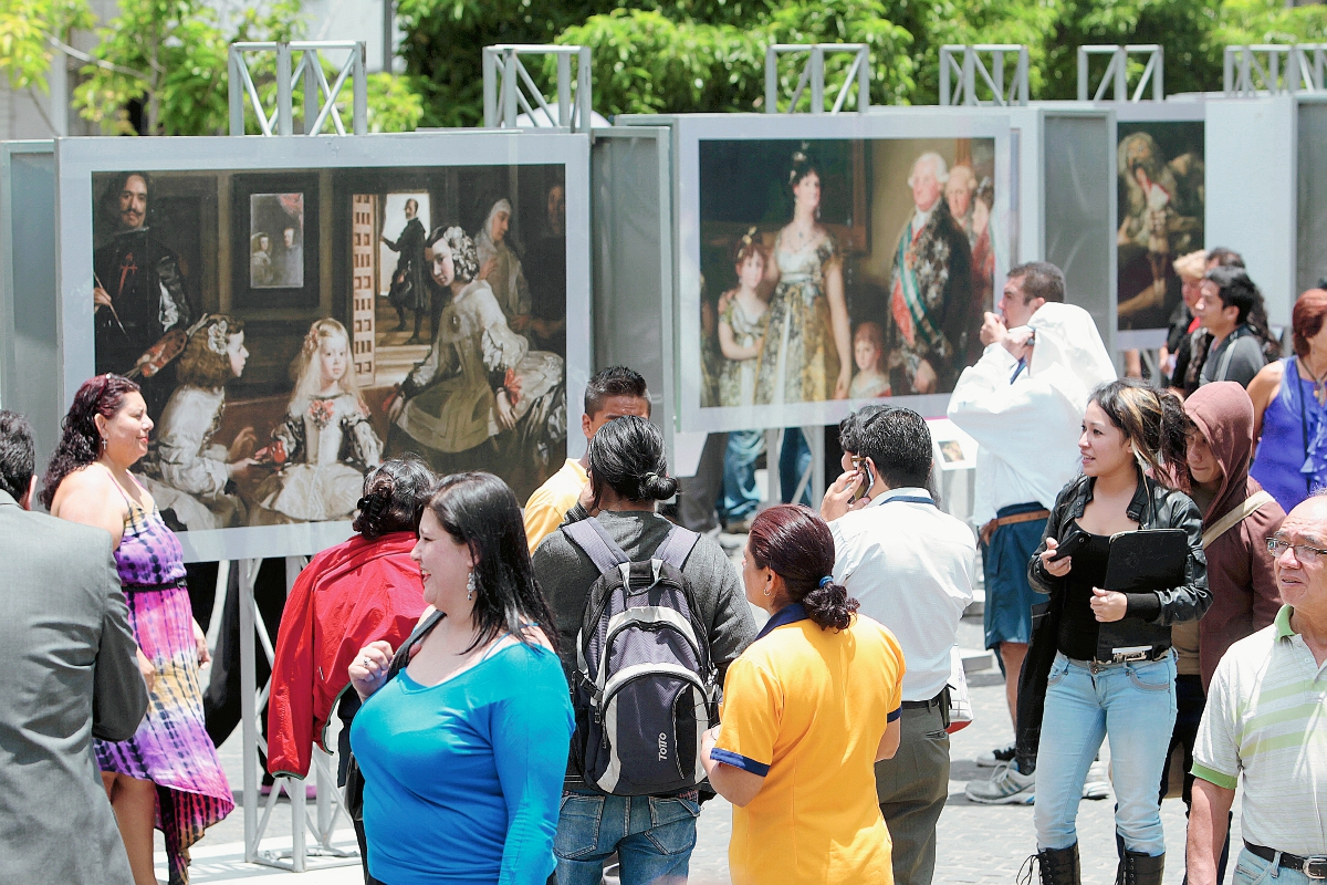 La exhibición con reproducciones fotográficas de obras pictóricas del Museo del Prado, de Madrid, España, que se instaló en el parque Centenario, zona 1 de la capital, despertó el interés de numerosos transeúntes. (Foto Prensa Libre: Edwin Castro)
