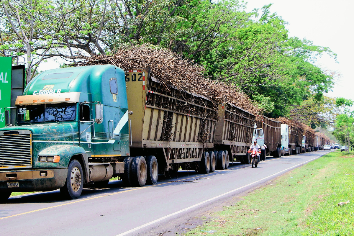 Los vecinos bloquean el paso de camiones cañeros, pues aseguran que la vibración que estos causan dañan las viviendas. (Foto Prensa Libre: Rolando Miranda)