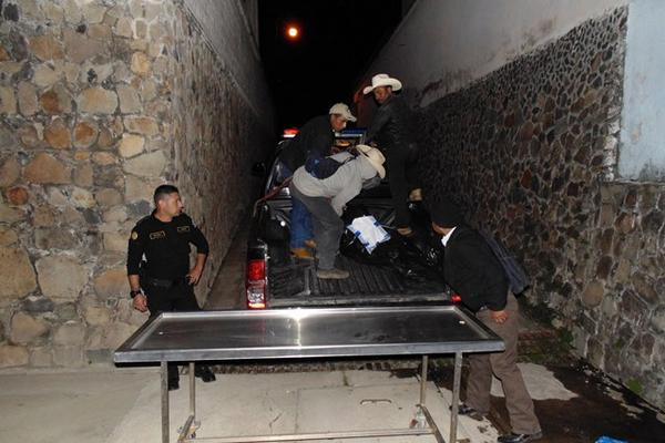 Agentes de la Policía Nacinal Civil trasladan los cadáveres de los dos fallecidos en un ataque armado en la aldea los Izotes, Jalapa. (Foto Prensa Libre: Hugo Oliva)<br _mce_bogus="1"/>