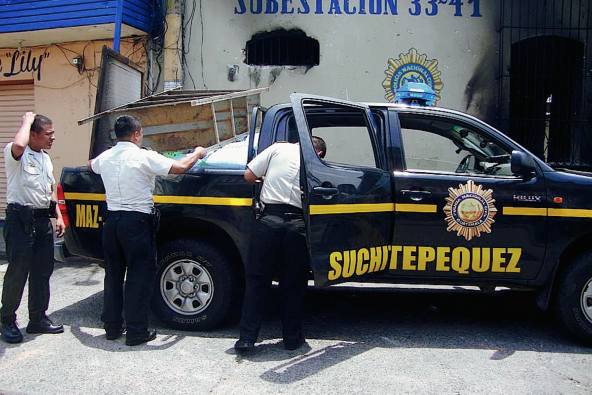 Agentes de la PNC de Patulul, Suchitepéquez. cargan un autopatrulla con muebles, ya que abandonan el lugar luego de que la subestación fuera destrozada durante disturbios ocurridos el sábado por la noche. (Foto Prensa Libre: Omar Méndez)
