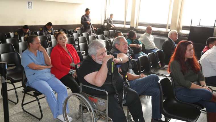 Javier Ortiz alias el Teniente Jerez -en silla de ruedas- es uno de los seis acusados que solicitaron salir de prisión. (Foto Prensa Libre: Érick Ávila)