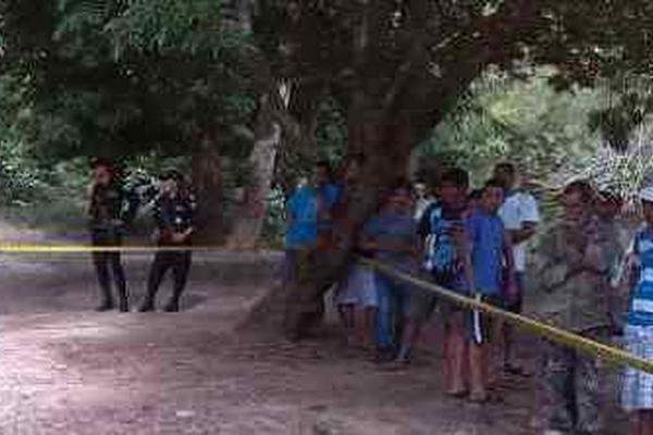 Curiosos observan el cadáver de la víctima. (Foto Prensa Libre: Víctor Gómez)<br _mce_bogus="1"/>