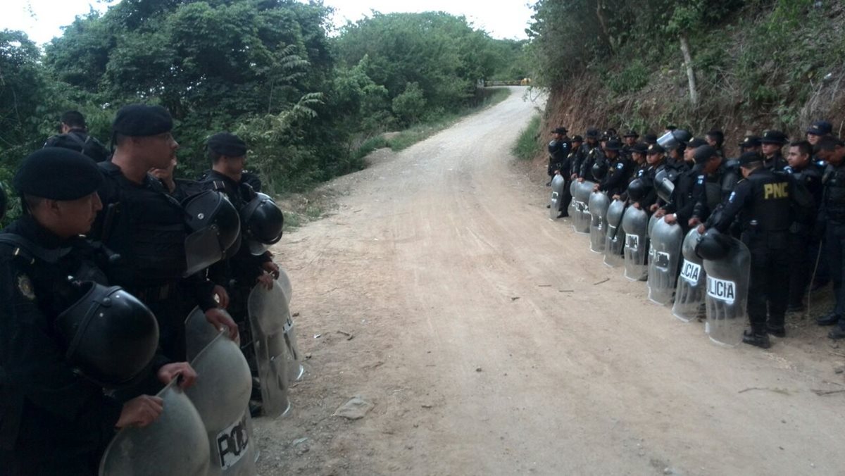 Desde la madrugada la Policía Nacional Civil envió más agentes al ingreso de la mina el Tambor en La Puya. (Foto Prensa Libre: É. Ávila)