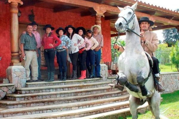 Las cinco reinas electas y organizadores de la feria de Zaragoza observan las habilidades de un jinete. (Foto Prensa Libre: Víctor Chamalé)<br _mce_bogus="1"/>