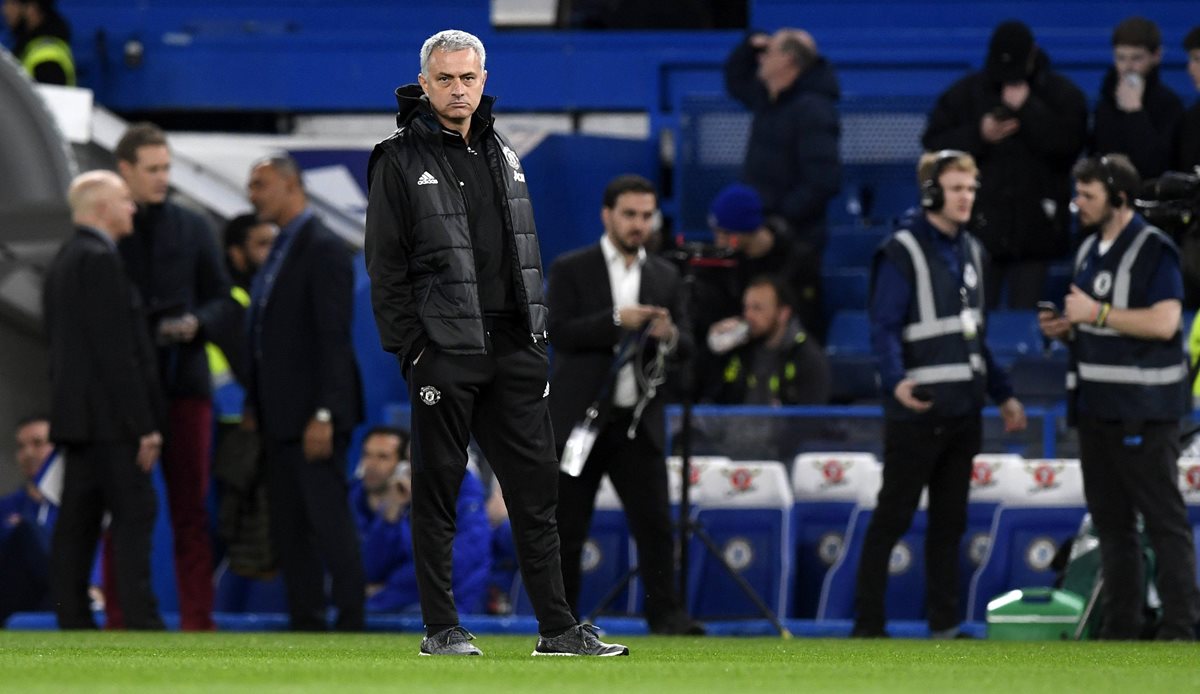 El entrenador del Manchester United, el portugués José Mourinho, vivió momentos de tensión con los aficionados del Chelsea (Foto Prensa Libre: EFE)