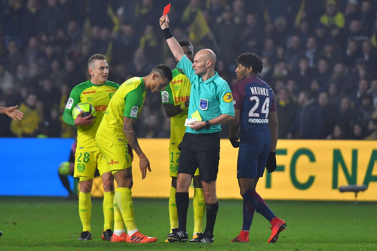 El árbitro no dudó en mostrarle la segunda amarilla a Diego Carlos por la insólita acción. (Foto Prensa Libre: AFP)