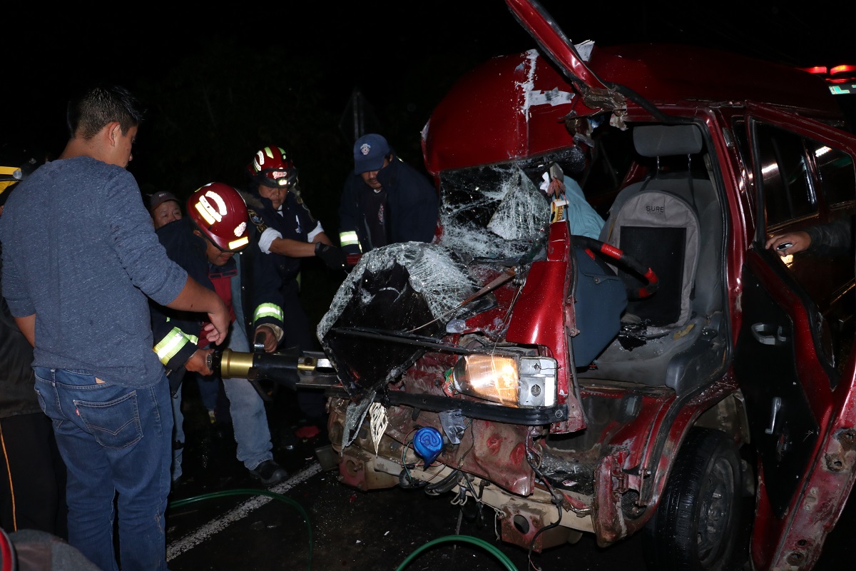 Así quedó el microbús luego de impactar en la parte trasera de un camión. (Foto Prensa Libre: Víctor Chamalé)