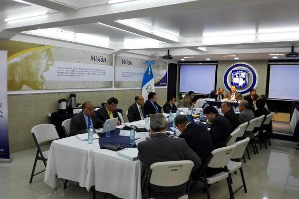Comisión postuladora para contralor celebra sesión. (Foto Prensa Libre: Edwin Bercián)<br _mce_bogus="1"/>