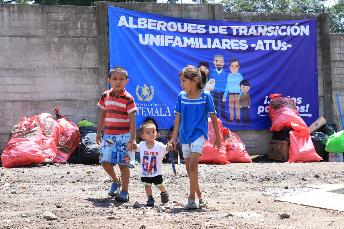Niños sobrevivientes a la tragedia por la erupción del Volcán de Fuego caminan en el área que habitarán mientras el Gobierno les entrega viviendas formales. (Foto Prensa Libre: Enrique Paredes)