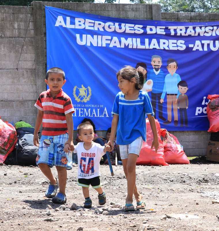 Niños sobrevivientes a la tragedia por la erupción del Volcán de Fuego caminan en el área que habitarán mientras el Gobierno les entrega viviendas formales. (Foto Prensa Libre: Enrique Paredes)