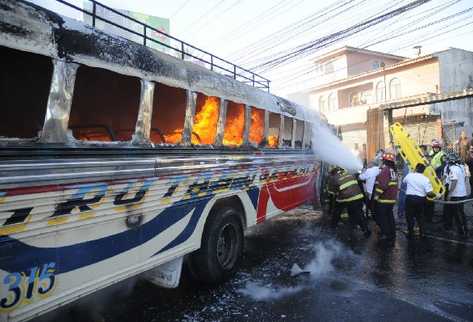 Bombazo en autobús de las rutas Quetzal ocurrió el 3 de enero 2010. (Foto Prensa Libre: Archivo)