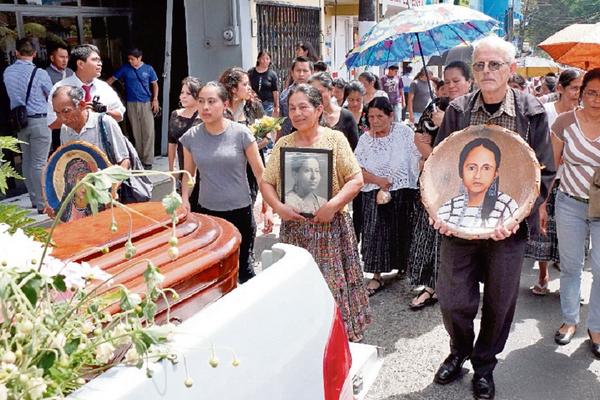 Pobladores de Cobán, Alta Verapaz, acompañan el féretro con los restos de la docente Matilde Col  Choc. (Foto Prensa Libre: Eduardo Sam Chun)