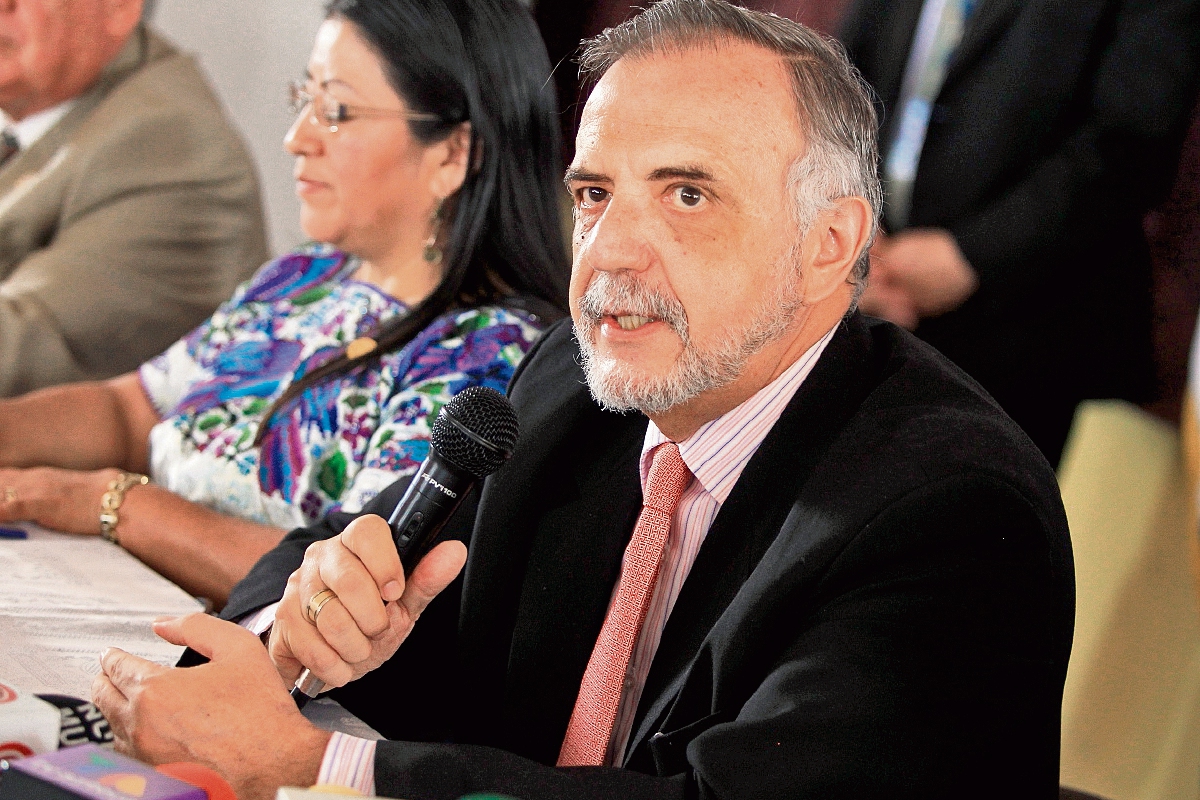 El jefe de la Cicig, Iván Velásquez, habla en la sede de la Secretaría de la Paz, en la zona 1. (Foto Prensa Libre: Esbin García)