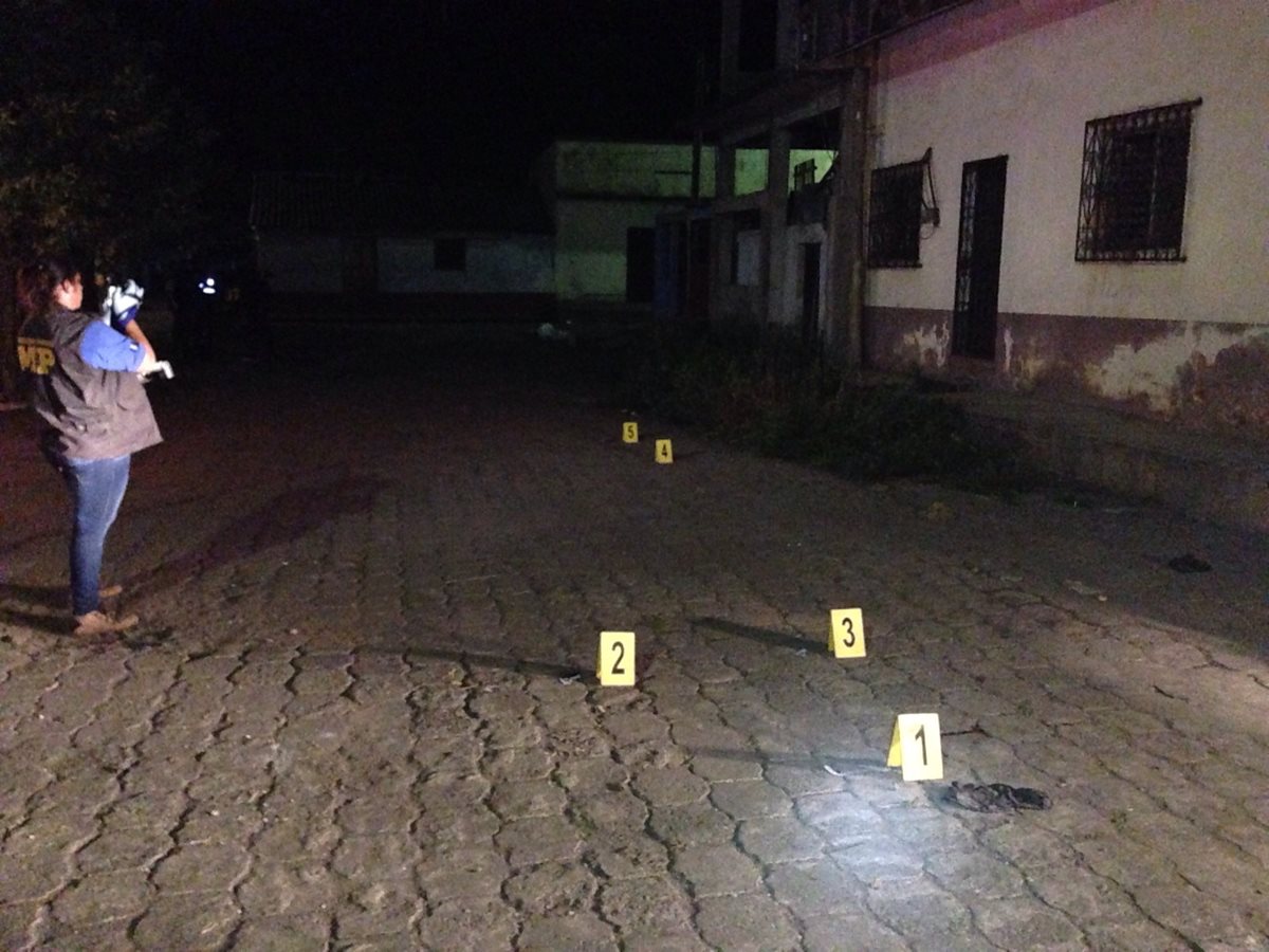 El crimen fue cometido en el barrio Viñas del Mar. (Foto Prensa Libre: Rolando Miranda)