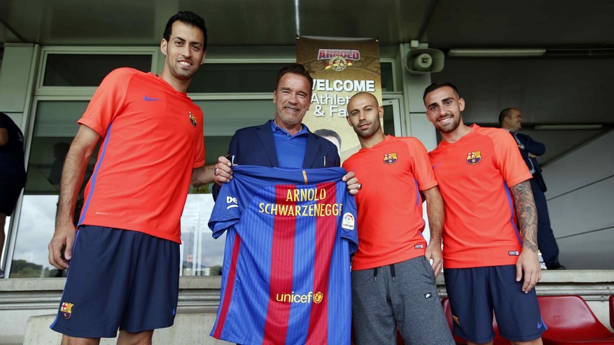 Arnold Schwarzenegger posa junto a jugadores del Barcelona. (Foto Prensa Libre: EFE).