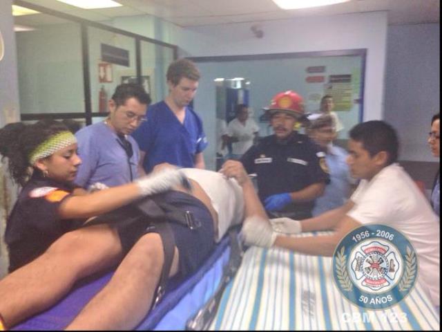 Bomberos Municipales atienden al hombre que fue baleado en la zona 6. (Foto Prensa Libre: CBM)