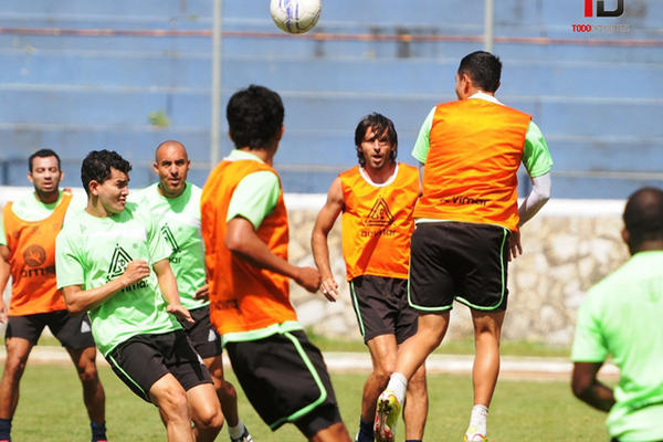 La Universidad de San Carlos durante el entreno previo al partido contra Municipal. (Foto Prensa Libre: Jeniffer Gómez)