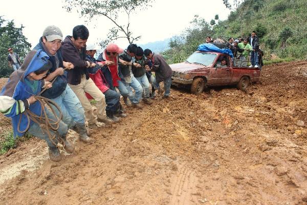 Grupo de vecinos de Quiché jala un picop atascado en el lodo, a cambio de Q20.