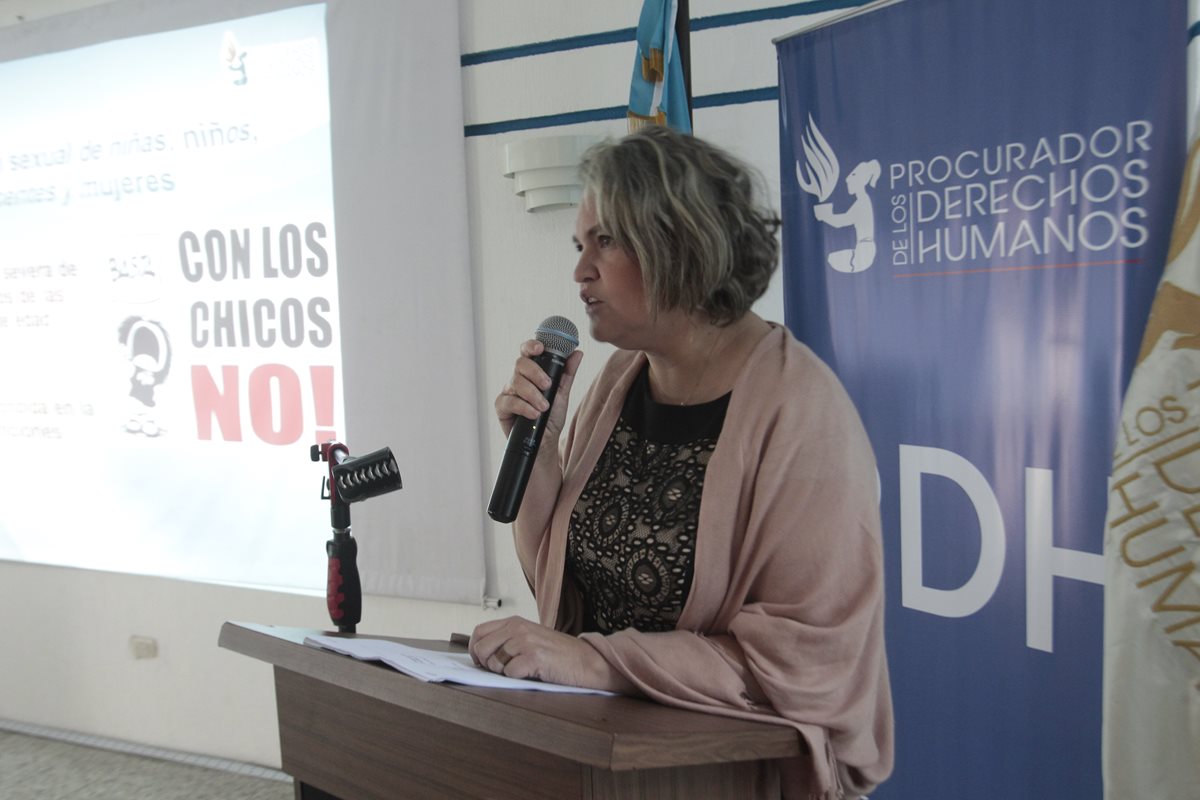 Sandra Gularte, presenta los detalles del informe sobre explotación sexual infantil. (Foto Prensa Libre: Érick Ávila)